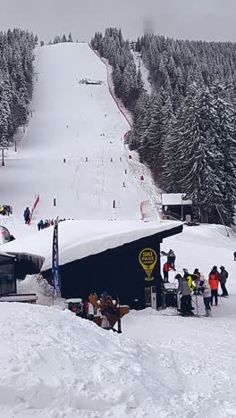 Vertikaler-Videoshop,-Der-Skipassgeschäfte-Am-Fuße-Des-Skigebietsberges-Verkauft